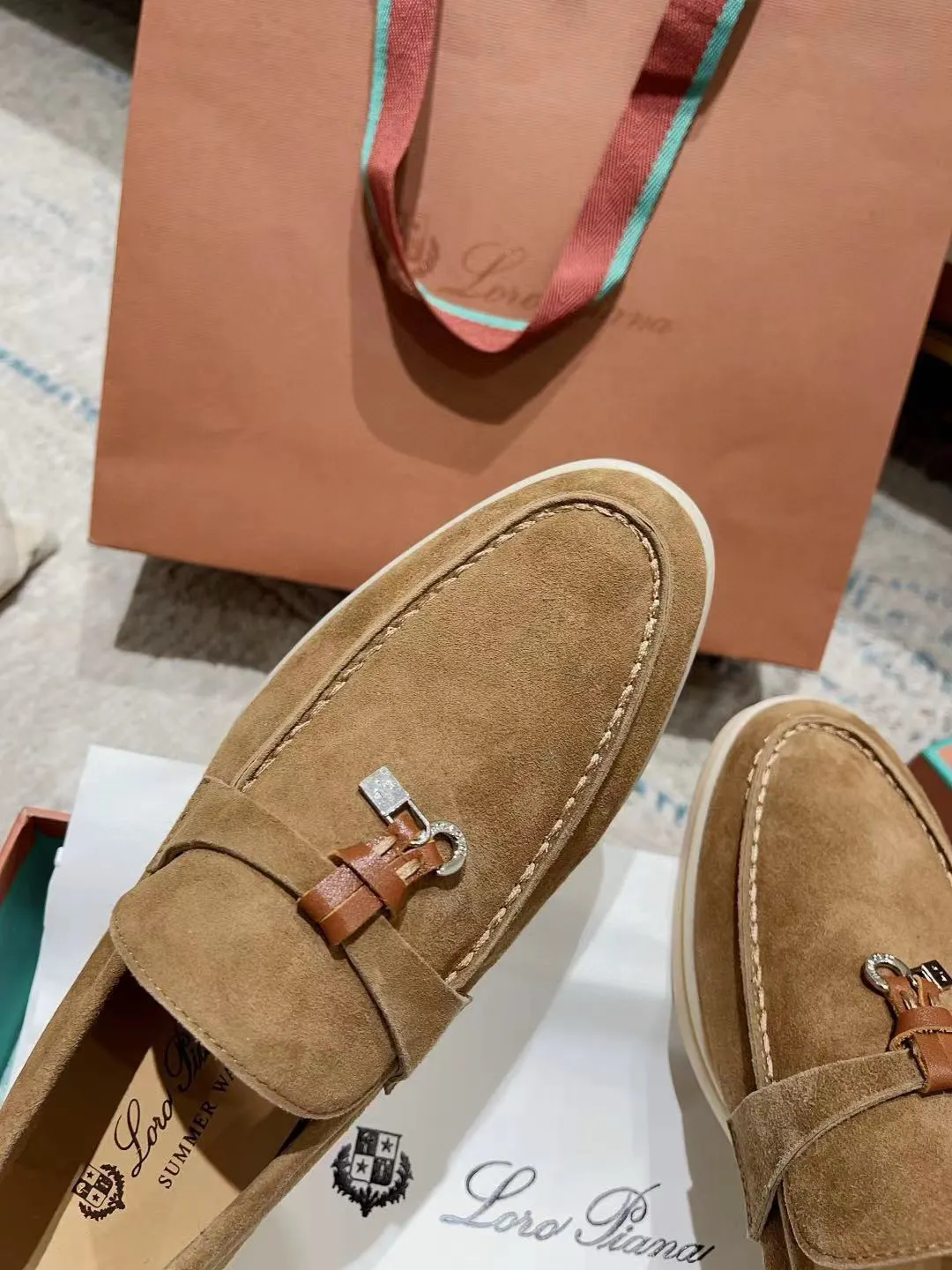 Factory price: 520💰4050 new color. Original purchase, 1⃣️: 1⃣️ folded and developed, Loro Piana professional model to try on feet, quality purchase level, flash sale of common products on the market, welcome to compare, original packaging. Fabric: Imported from Italy🐑High mercerized shearling, Lining: Hand-sewn mark thread in water-dyed cowhide imported from Italy🧵, high-end and elegant. Comfortable on the feet. Size: Women's 35-42 (41, 42) customized, non-returnable, men's 38-45 (46, 47, 48) customized, non-refundable. Fashionable boutiques that you can’t miss, a must-have item